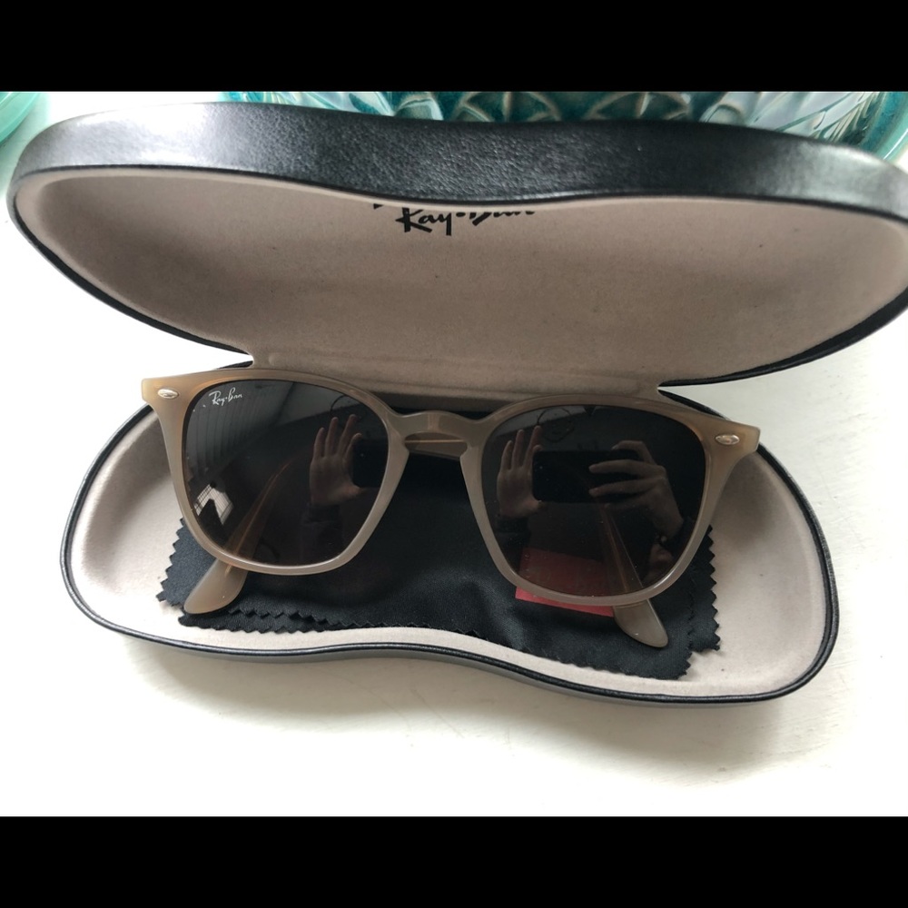 Like New Ray-Ban RB4258